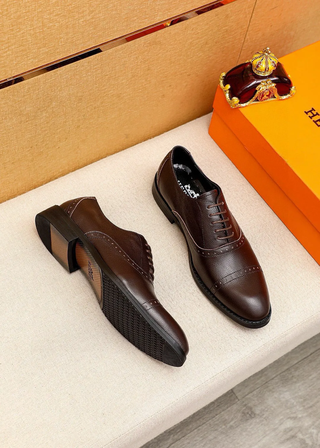 Men's shoes 💰480 💐 Product trademark: HERMES "Hermès" business leather shoes Regular size: 38-44 (45🉑️customized) Product materials: Selected imported first-layer pebbled calfskin upper, imported water-dyed 🐂 cowhide lining. Strong three-dimensional visual effect, non-slip and wear-resistant combination outsole Color: 2⃣️colors available